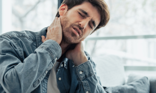 Jeune homme fatigué 