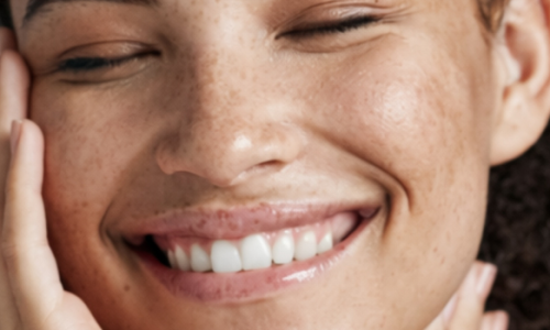 Femme souriante avec une peau éclatante