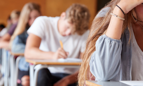 Etudiants face à leur copie en salle d’examen