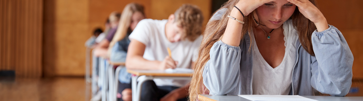 Etudiants face à leur copie en salle d’examen